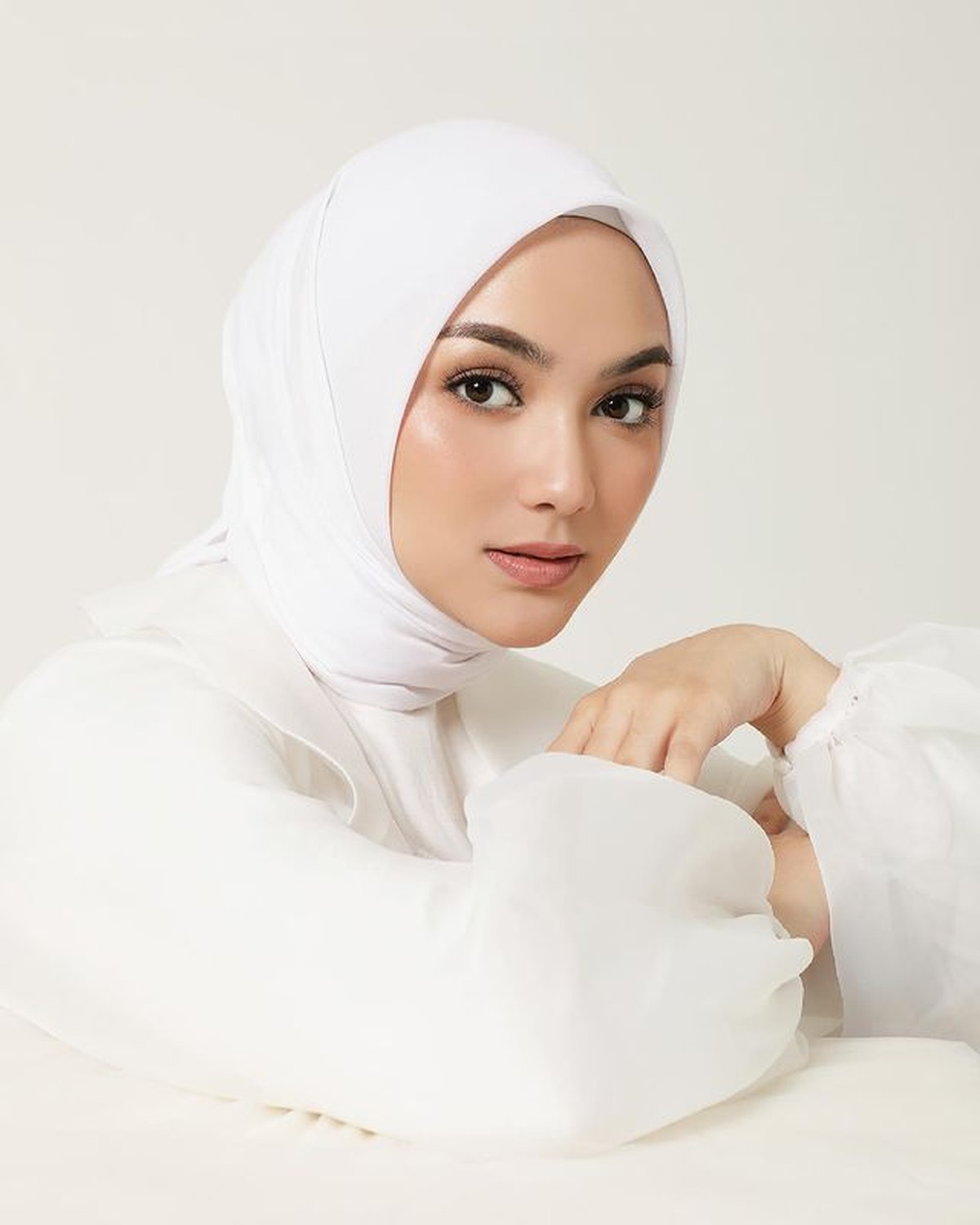 Citra Kirana masih bungkam dan memilih memposting foto cantik dirinya ditengah isu yang menerpa Rezky Aditya&period; Yuk intip foto cantiknya&excl;