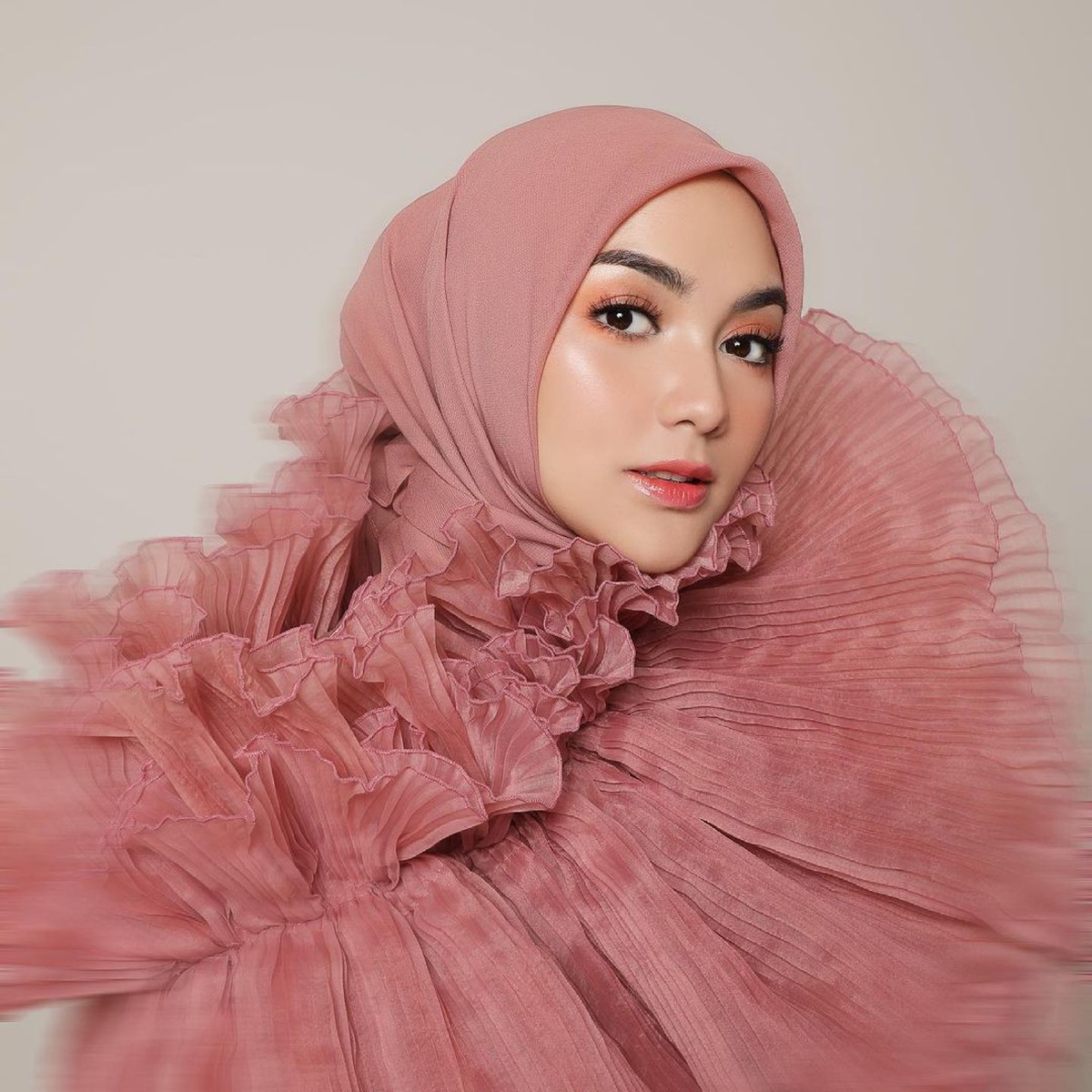 Citra Kirana masih bungkam dan memilih memposting foto cantik dirinya ditengah isu yang menerpa Rezky Aditya&period; Yuk intip foto cantiknya&excl;