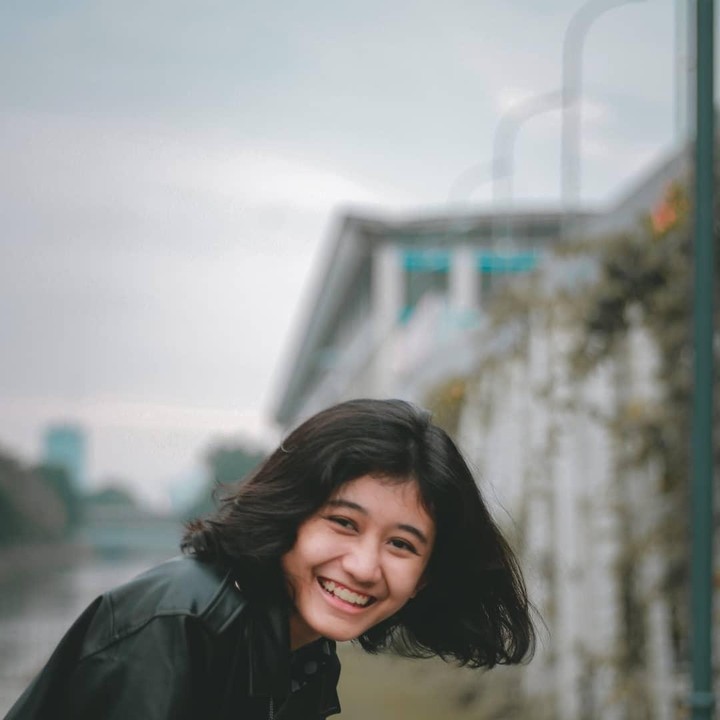 <p>Siti Aisyah Mardhiya Amilia adalah sosok viral yang dibilang mirip dengan Nike Ardilla, Bunda. Ternyata usia wanita yang akrab disapa Amel baru menginjak 18 tahun, lho. (Foto: Instagram: @melamilia)</p>