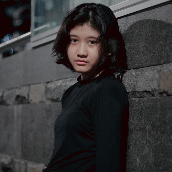 <p>Karena merasa Nike Ardilla adalah wanita yang sangat cantik, Amel belum percaya diri mengatakan dirinya mirip dengan beliau, Bunda. Namun, banyak teman Amel yang menyetujui kemiripannya, lho. (Foto: Instagram: @melamilia)</p>
