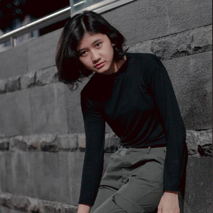 <p>Saat pertama kali bertemu di Stasiun Sudirman, Jakarta, Taufik hanya ingin memotret Amel karena manis. Namun, saat Amel membuka masker, Taufik pun terkejut karena Amel sangat mirip dengan Nike Ardilla. (Foto: Instagram: @melamilia)</p>