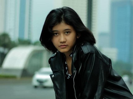7 Potret Amilia, Sosok Viral Mirip Nike Ardilla yang Ditemukan Street Fotografer