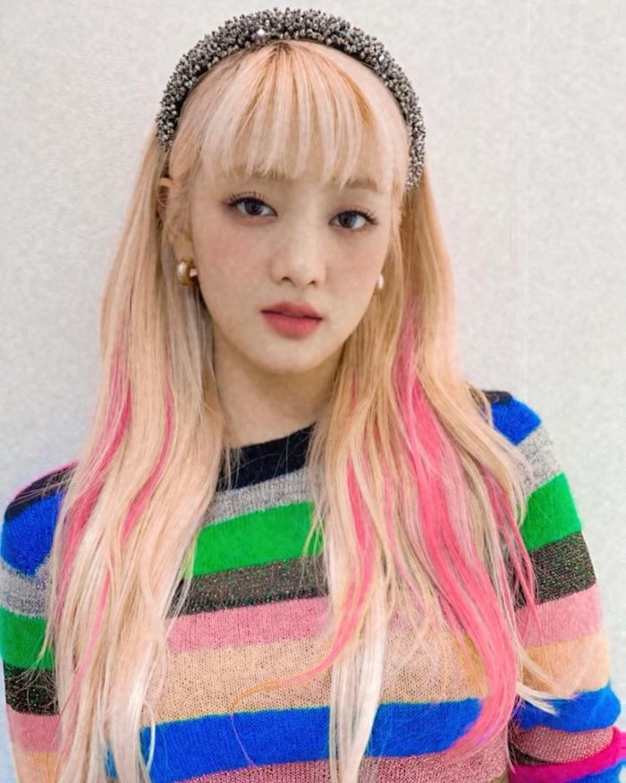 Bando menjadi andalan Minnie untuk menghiasi rambut blondenya dan pilihan warnanya pun disesuaikan dengan pakaian yang dia kenakan/Sumber/Instagram/min.nicha.
