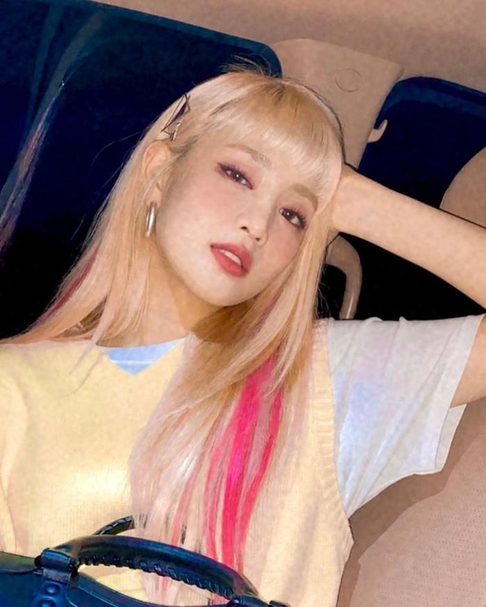 Baru-baru ini, bintang k-pop asal Thailand ini membuat inner ombre di rambut blonde-nya. Dia memilih warna shocking pink yang tampak manis dengan paduan warna riasan wajahnya/Sumber/Instagram/min.nicha.