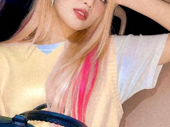 Bando menjadi andalan Minnie untuk menghiasi rambut blondenya dan pilihan warnanya pun disesuaikan dengan pakaian yang dia kenakan/Sumber/Instagram/min.nicha.
