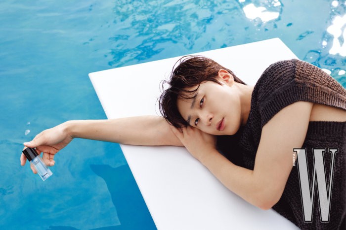 Bicara soal karier, baru-baru ini Park Seo Joon merayakan 10 tahun debutnya. Ia cukup kaget menyadari sudah selama ini berkarier. Kedepannya, Park Seo Joon ingin bisa menambah skill dengan belajar keahlian baru / foto: wkorea.com