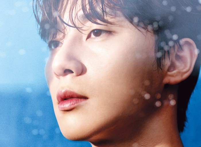 Bukan terkena rintik hujan, percikan air yang mengenai wajah Park Seo Joon berasal dari Hydra Beauty Essence Mist. Produk ini dapat digunakan setelah make up, dan langsung mengunci kelembaban wajah / foto: wkorea.com