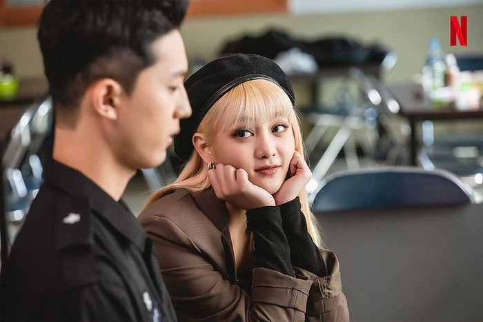 Dalam karier debut aktingnya pun, dia tetap setia dengan rambut blondenya yang dipadukan dengan berbagai aksesoris. Dia memerankan tokoh dengan namanya sendiri, Minnie, dalam serial Netflix 'So Not Worh It'/Sumber/Instagram/netflixkr.