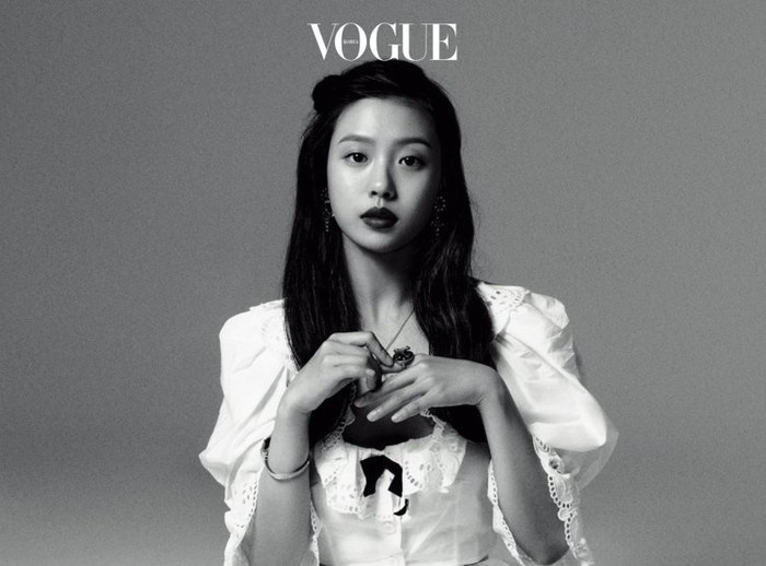 Debut aktingnya pada tahun 2016 melalui web drama Jepang . Tidak seperti artis lainnya, ia berjuang sendiri tanpa agensi. Ia bahkan harus naik bus untuk menuju lokasi syuting / foto: vogue.co.kr