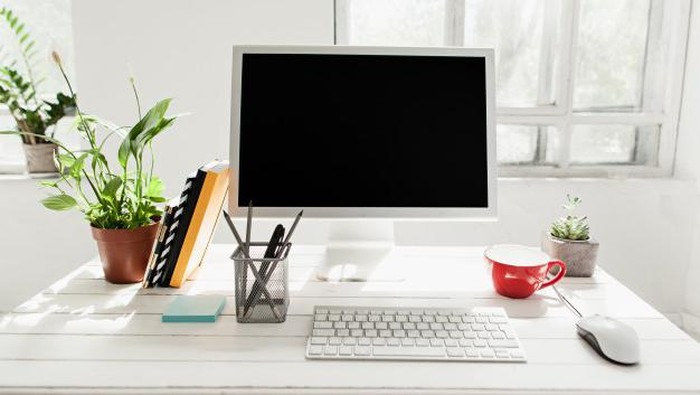 Ingin Lebih Mood Ketika WFH? Tambahkan Dekorasi Ini di Meja Kerjamu