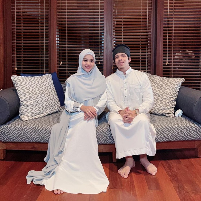 Di Hari Raya Idul Fitri, anak sulung Anang Hermansyah ini mengenakan gamis berwarna putih-abu dan hijab berwarna abu-abu. Sederhana memang, namun penampilan Aurel ini pun memancarkan aura kelembutannya. (Foto: Instagram.com/aurelie.hermansyah)