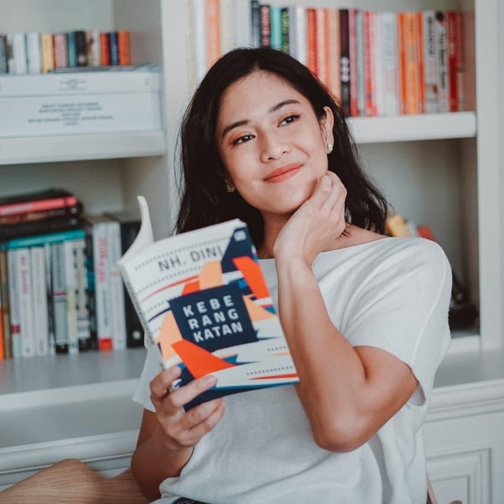 <p>Bintang film <em>Ada Apa Dengan Cinta?</em> memiliki rak buku raksasa di ruang perpustakaan rumah. Dian sangat gemar mengisi waktu luang dengan membaca, Bunda. (Foto: Instagram: @therealdisastr)</p>