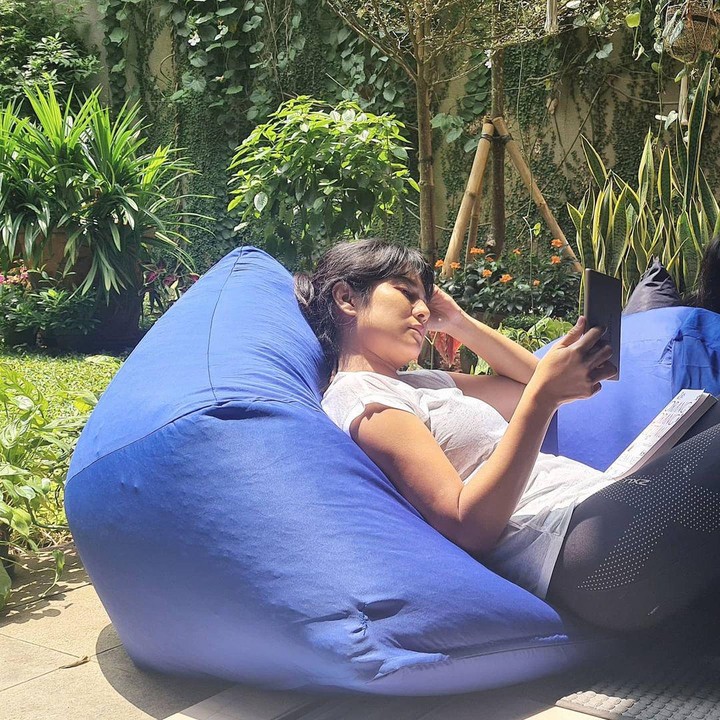 <p>Dian Sastrowardoyo sesekali berjemur di halaman rumahnya sambil bersantai di atas bean bag. Relax banget, nih. (Foto: Instagram: @therealdisastr)</p>