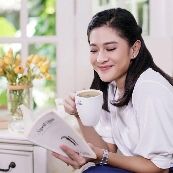<p>Tak hanya di ruang perpustakaan, Dian Sastrowardoyo juga gemar membaca di ruang santai. Sinar matahari memasuki ruangan tersebut dari jendela rumah yang klasik. (Foto: Instagram: @therealdisastr)</p>