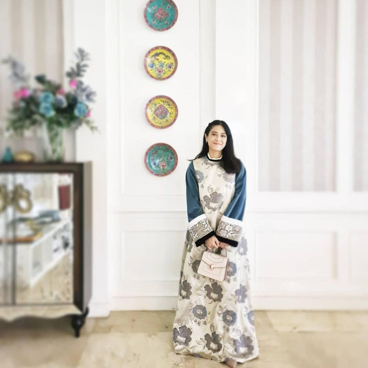 <p>Dian Sastrowardoyo tinggal di kawasan Menteng usai dinikahi Indraguna Sutowo. Mereka menghuni rumah bergaya klasik. Dian banyak mengoleksi dekorasi piring antik, Bunda. (Foto: Instagram: @therealdisastr)</p>