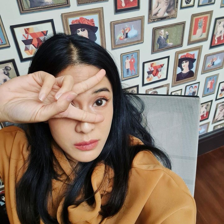 <p>Tak hanya piring antik, Dian Sastrowardoyo juga menghiasi sudut rumahnya dengan berbagai lukisan. Artistik sekali Bunda! (Foto: Instagram: @therealdisastr)</p>
