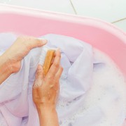 6 Cara Mudah untuk Atasi Baju Luntur