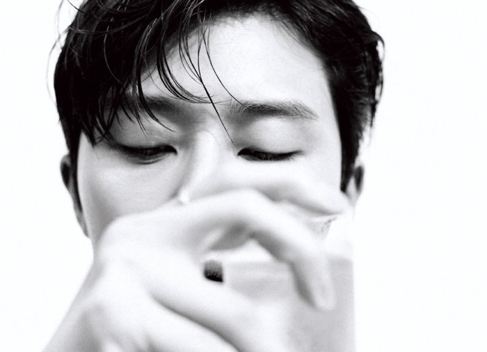Foto ini Park Seo Joon memegang segelas air dingin, yang dapat menyegarkan dahaga. ini merupakan simbol dari Chanel Hydra Beauty Micro Liquid Essence, yang dapat mengembalikan vitalitas dan kelembaban kulit dengan cepat / foto: wkorea.com