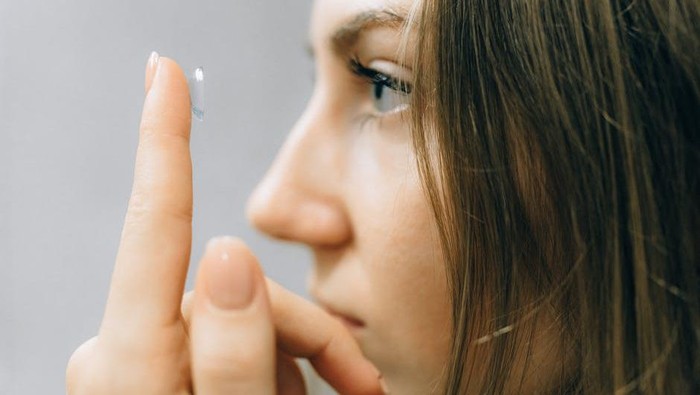 Sering Pakai Softlens? Perhatikan 6 Hal Ini untuk Tetap Jaga Kesehatan Mata