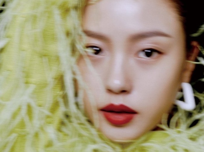 Go Min Si juga bercerita bagaimana ia sangat menyukai karakter Kim Myung Hee. Meskipun harus menjalani kehidupan yang keras, Kim Myung Hee bisa berubah menjadi gadis yang lembut ketika bersama dengan orang yang ia cintai / foto: vogue.co.kr