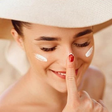 Tangkal Bahaya Sinar UV dengan 5 Pilihan Produk Hybrid Sunscreen: Kulit Sensitif Approved