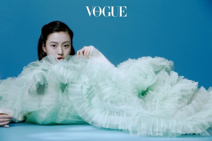 Ia mendapat pujian dari penonton karena akting yang sangat natural. Ternyata, Go Min Si sempat mempelajari buku dan video dokumenter yang berkaitan dengan Mei 1980 untuk mendalami perannya / foto: vogue.co.kr