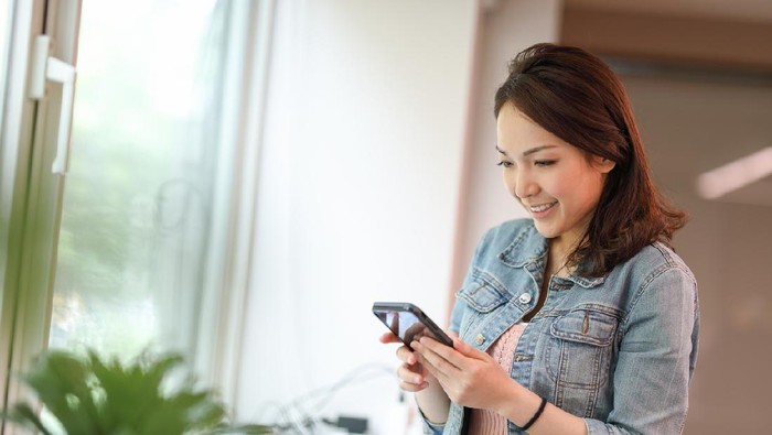 Beautiful business woman Texting in the coffee break