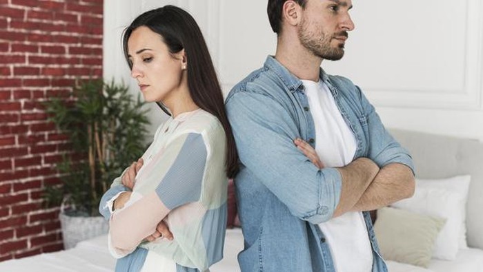 5 Tanda Pasangan Tidak Mencintai Lagi, Kamu Meski Peka!