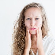 Bikin Kulit Iritasi dan Jerawatan! Hindari Kandungan Ini Dalam Memilih Skincare untuk Remaja