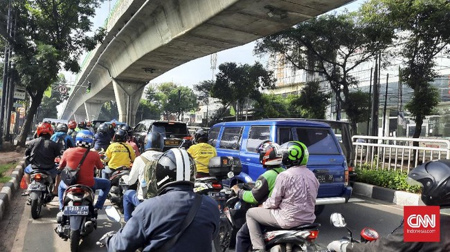 Sejumlah ruas jalan di DKI Jakarta dipadati kendaraan bermotor dan mobil pada Jumat (26/6) di tengah catatan rekor kasus harian 20 ribu kasus Covid di Indonesia