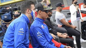 Track Walk Sirkuit Mandalika, Pembalap Moto2 Pakai Topi Petani