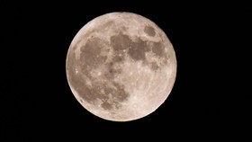 Strawberry Moon Sapa Jakarta, Sempat Berkilau Sebelum Tertutup Awan