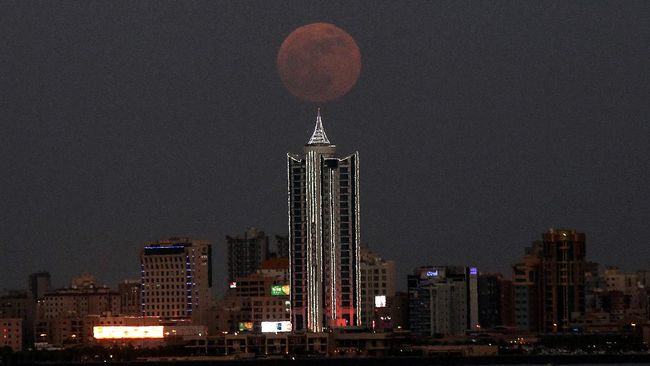 Terletak di antara Arab Saudi dan Irak, Kuwait City mengalami suhu rata-rata tertinggi yang menyengat yaitu 45 derajat Celsius pada bulan Juli dan Agustus.