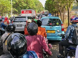 Truk Terguling Timpa Motor di Jl TB Simatupang Jaksel, Lalin Macet Parah