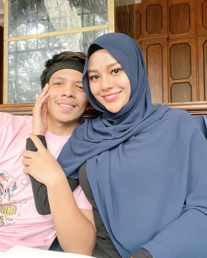 Kesehariannya, Aurel Hermansyah lebih sering menggunakan pashmina yang hanya disampirkan ke bahunya saja. Tanpa makeup bold, wanita yang akrab disapa Loly ini terlihat cantik natural. (Foto: Instagram.com/aurelie.hermansyah)