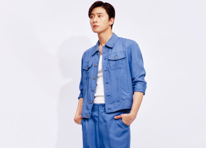 Ketika ditanya hal apa yang ia minati selain akting, Park Seo Joon dengan polos menjawab kalau ia ingin bisa menikmati waktu istirahat yang baik. Selama berkarier ia selalu sibuk dan hampir tidak pernah menikmati liburan / foto: wkorea.com