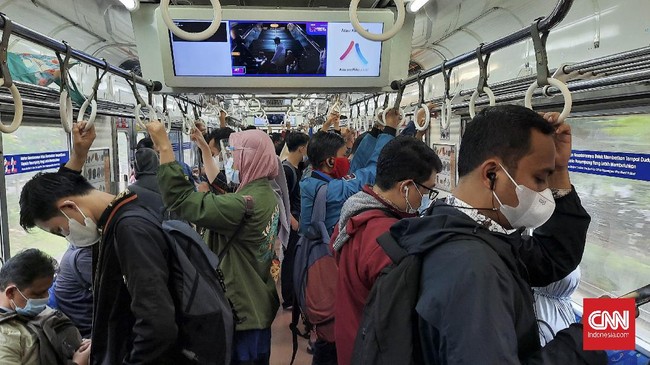 Kereta Rel Listrik (KRL) Commuter Line jurusan Bogor-Jakarta Kota, dipadati penumpang pada Jumat (25/6) setelah terjadi lonjakan kasus Covid-19 di Jakarta.