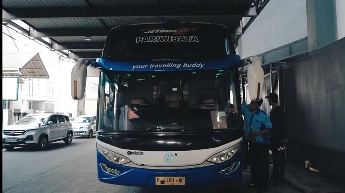 Ammar Zoni dan Irish Bella menyewa sebuah bus mewah untuk pergi berlibur&period; Yuk kita intip keseruan liburan mereka&excl;
