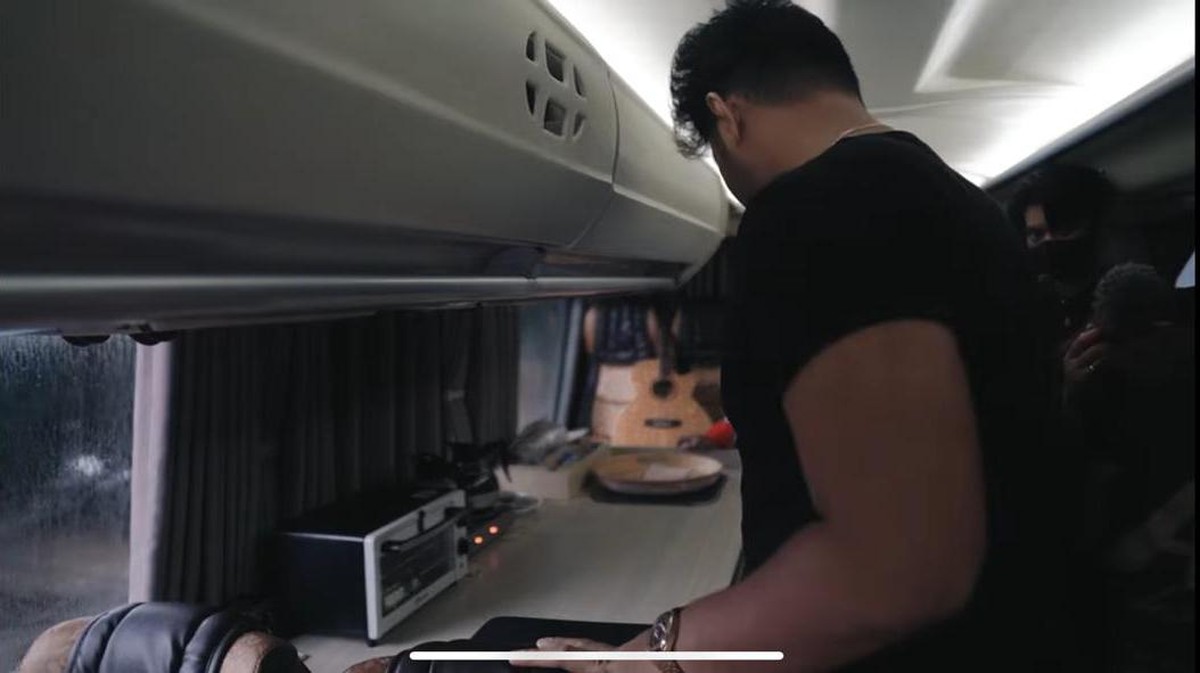 Ammar Zoni dan Irish Bella menyewa sebuah bus mewah untuk pergi berlibur&period; Yuk kita intip keseruan liburan mereka&excl;