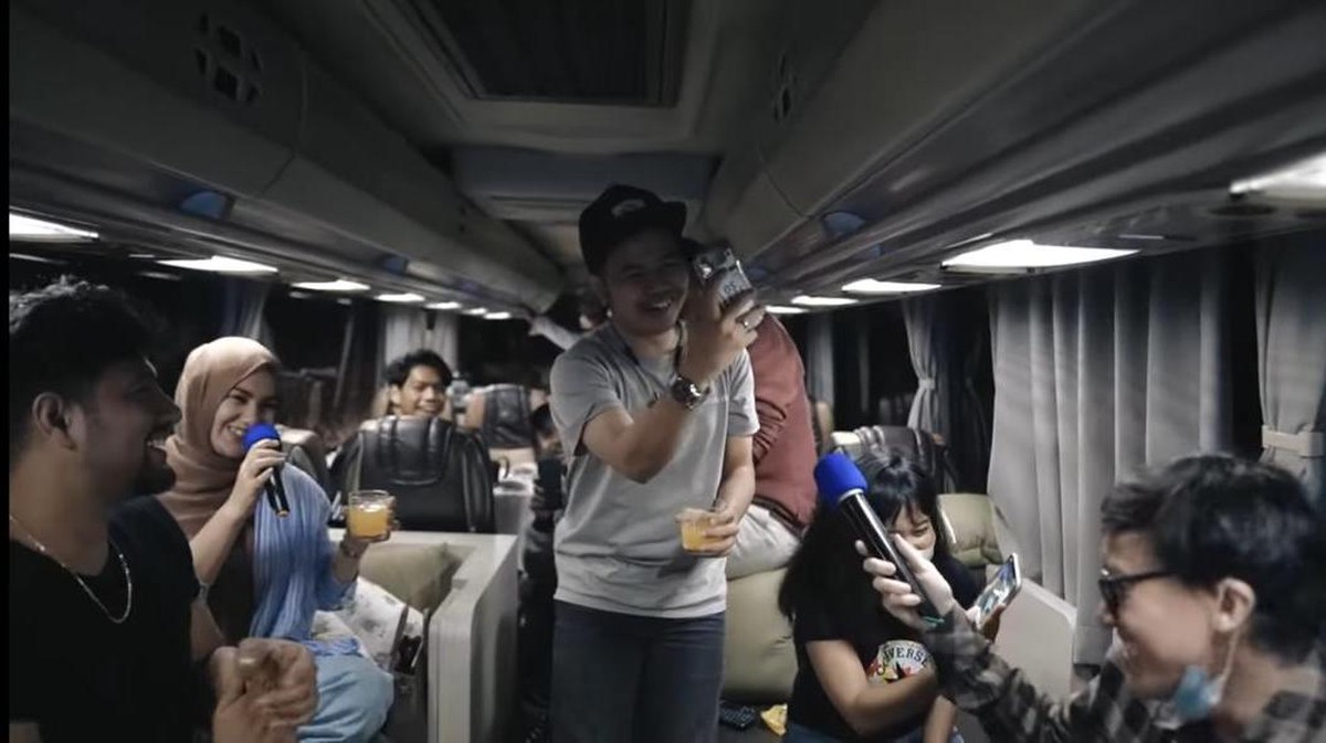 Ammar Zoni dan Irish Bella menyewa sebuah bus mewah untuk pergi berlibur&period; Yuk kita intip keseruan liburan mereka&excl;