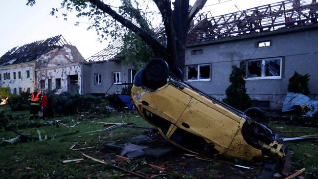 FOTO: Ceko Luluh Lantak Diterjang Tornado