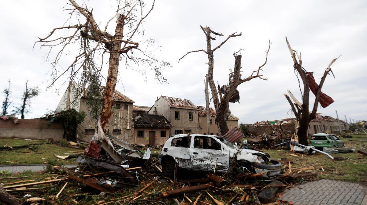 FOTO: Ceko Luluh Lantak Diterjang Tornado