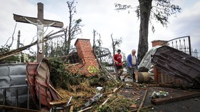 FOTO: Ceko Luluh Lantak Diterjang Tornado