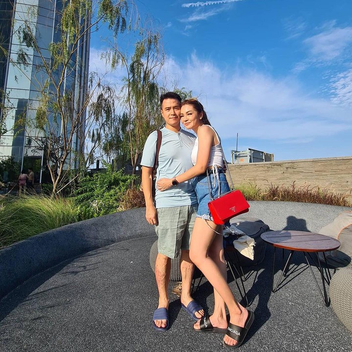 <p>Maya Septha dan Krisna Wardhana tak pernah absen membagikan potret mereka ketika berlibur. So sweet, Bunda. (Foto: Instagram: @mayaseptha7)</p>