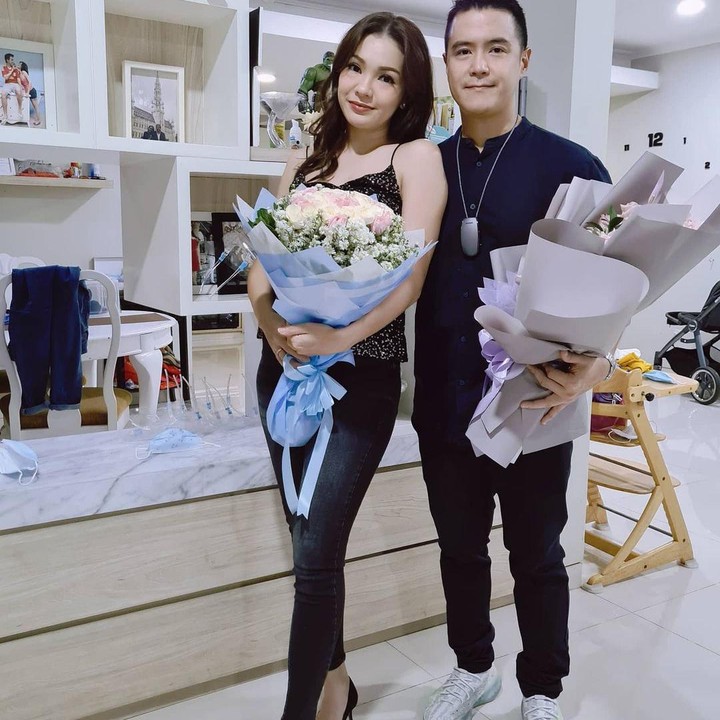 <p>Krisna Wardhana juga sering memanjakan sang istri dengan memberinya hadiah. Ia sering memberikan bunga kepada Maya Septha. Romantis nih! (Foto: Instagram: @mayaseptha7)</p>