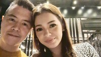 7 Potret Romantis Maya Septa Bareng Suami, Penampilan Barunya Bikin Pangling