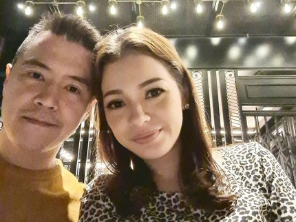 7 Potret Romantis Maya Septa Bareng Suami, Penampilan Barunya Bikin Pangling