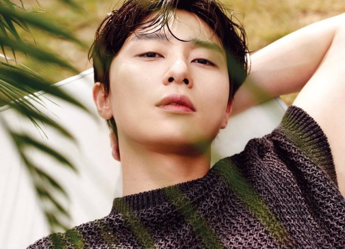 Menurut Park Seo Joon, merawat kulit adalah sebuah kewajiban. Awalnya ia ragu untuk mencoba skincare. Namun pekerjaannya sebagai aktor menuntut dirinya untuk menjaga penampilan / foto: wkorea.com