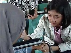 Ibu Nike Ardilla Bertemu Amel yang Viral Mirip Putrinya, Nangis Terharu