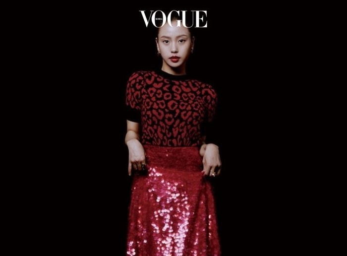Nama Go Min Si mulai naik daun setelah membintangi drama Youth of May. Sebagai pendatang baru, ia mengaku bangga dan bersyukur dapat dipercaya dalam drama yang mengangkat kisah sejarah tersebut. / foto: vogue.co.kr